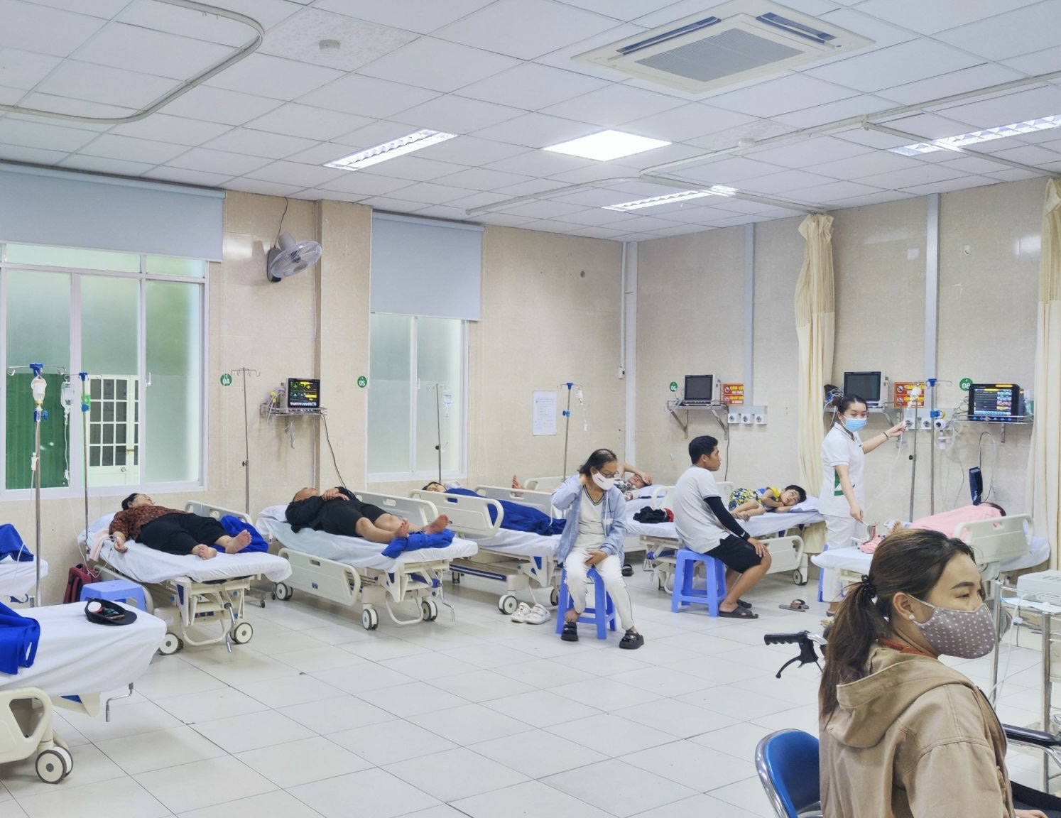 60 người nhập viện nghi ngộ độc thực phẩm sau khi ăn cơm gà ở Nha Trang- Ảnh 1.