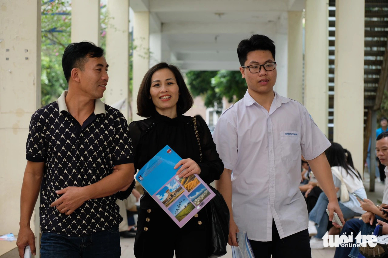 9 thí sinh bị đình chỉ trong đợt thi đánh giá năng lực đầu tiên năm 2024- Ảnh 1. Tại khu vực diễn ra kỳ thi HSA sáng 23-3 (điểm thi Trung tâm khảo thí Đại học Quốc gia Hà Nội) - Ảnh: NGUYÊN BẢO