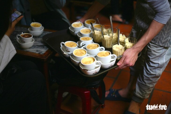Cà phê trứng - món đặc sàn ở Hà Nội mà du khách nước ngoài nào đến Việt Nam cũng muốn thử - Ảnh: QUỲNH CHI