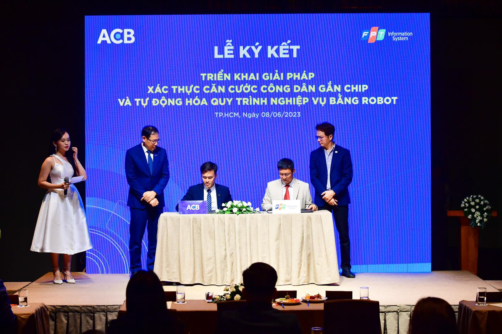ACB cùng FPT triển khai xác thực CCCD gắn chip và akaBot - Ảnh 1. ACB cùng FPT triển khai xác thực CCCD gắn chip và akaBot - Ảnh 1.