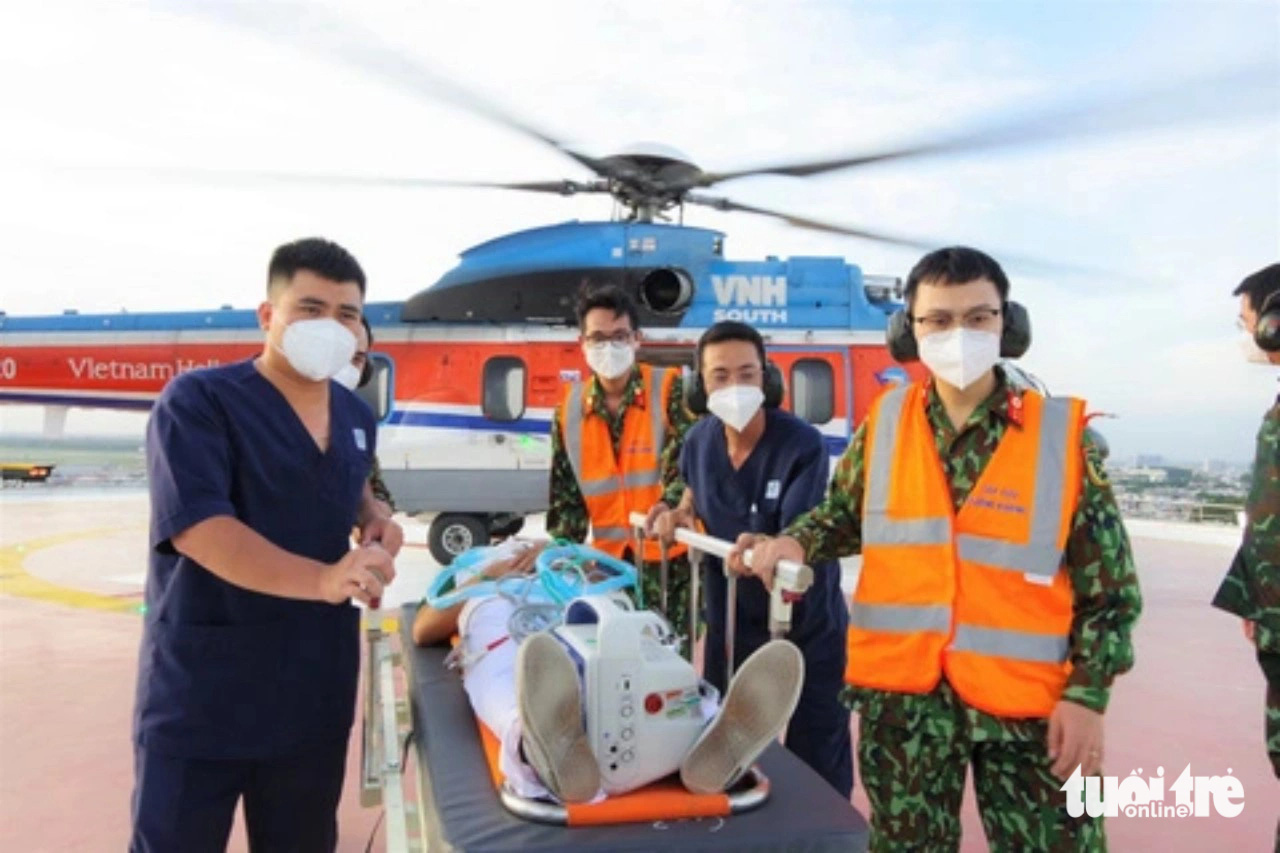 Ai sẽ được cấp cứu bằng đường hàng không?- Ảnh 1. Công ty Trực thăng Miền Nam - Binh đoàn 18 phối hợp với Bệnh viện Quân y 175 từng thực hiện các chuyến bay diễn tập cấp cứu bệnh nhân bằng máy bay tại sân đỗ trực thăng trên nóc Bệnh viện Quân y 175 - Ảnh: DUYÊN PHAN