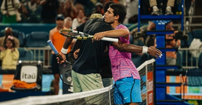 Alcaraz (phải) ôm Monfils trên lưới sau trận đấu vòng ba Miami Open. Ảnh: Reuters