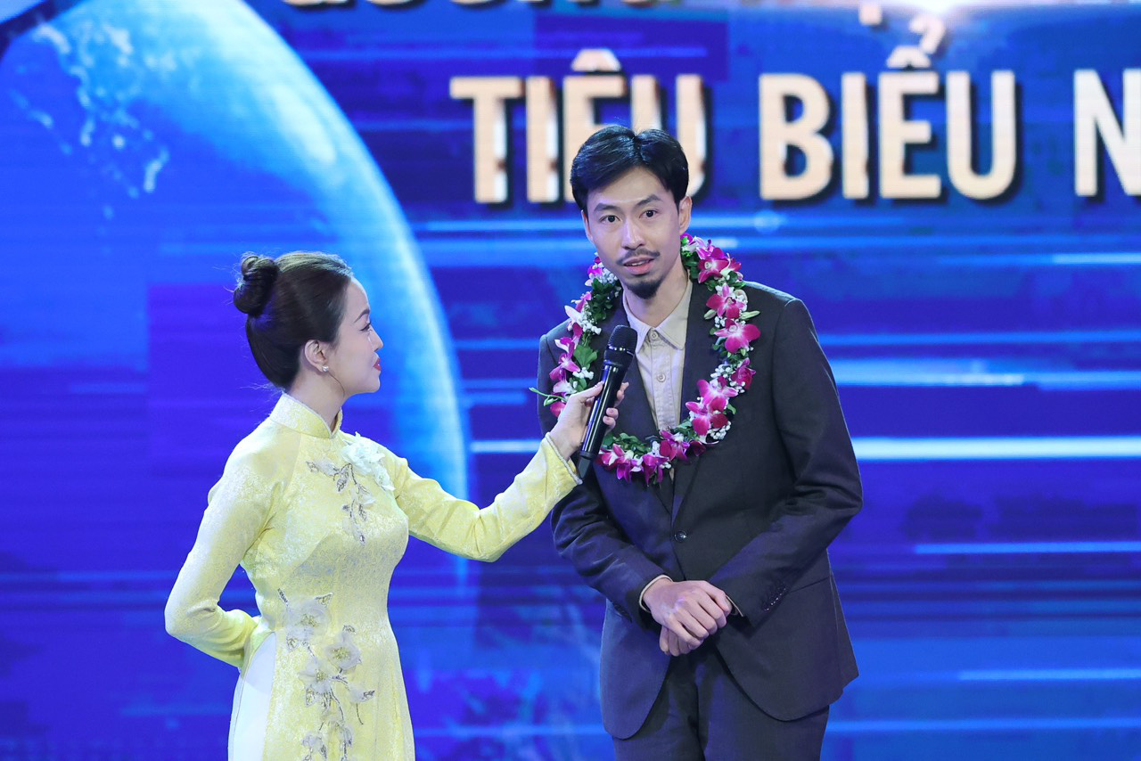 Âm nhạc của Đen sẽ thấm đẫm tình người- Ảnh 1. Ca sĩ Đen Vâu tại lễ trao thưởng Gương mặt trẻ Việt Nam tiêu biểu năm 2023 - Ảnh: BTC