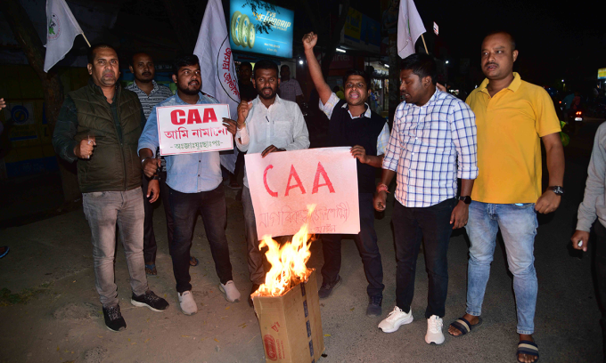 Một số nhà hoạt động biểu tình phản đối CAA tại bang Assam  ngày 11/3. Ảnh: AFP