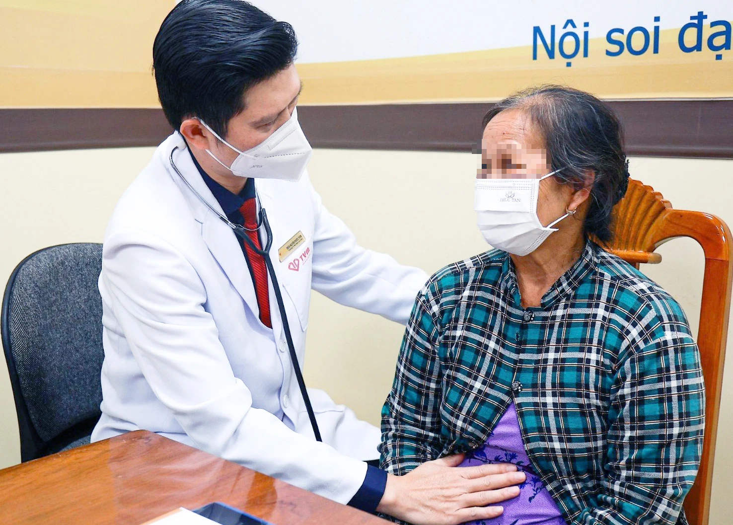 Ăn cơm, không may nuốt luôn hàm răng giả vào thực quản- Ảnh 2. Ăn cơm, không may nuốt luôn hàm răng giả vào thực quản- Ảnh 2.