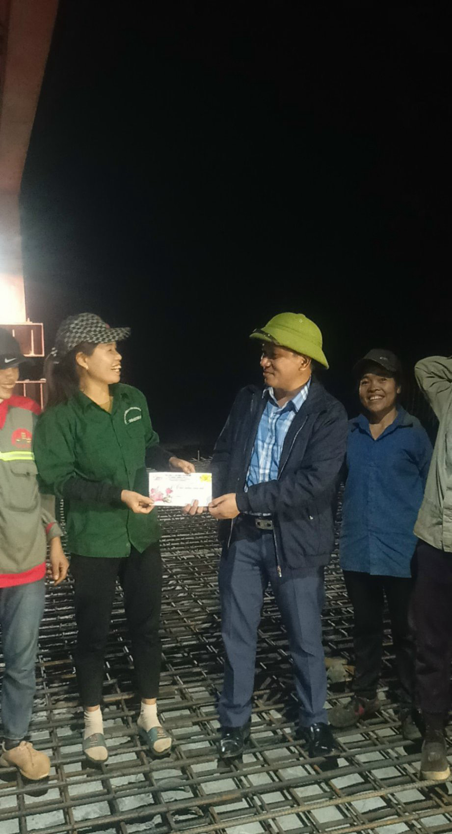 “Ăn tranh thủ, ngủ khẩn trương” trên công trường cao tốc Diễn Châu - Bãi Vọt- Ảnh 4. “Ăn tranh thủ, ngủ khẩn trương” trên công trường cao tốc Diễn Châu - Bãi Vọt- Ảnh 4.