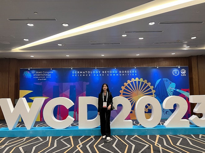 Bác sĩ Nguyên tham dự hội nghị da liễu thế giới lần thứ 25 tại Singapore 2023.