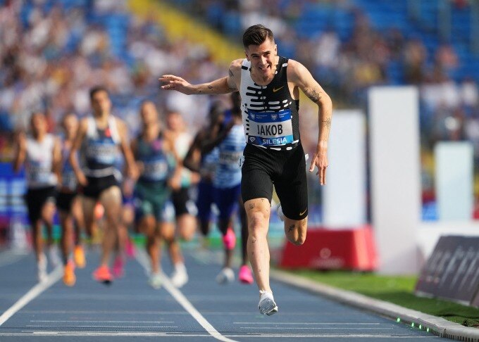 Jakob Ingebrigtsen về đích ở chung kết cự ly 1.500m trong sự kiện Diamond League ở Silesian, Ba Lan ngày 16/7/2023. Ảnh: Reuters