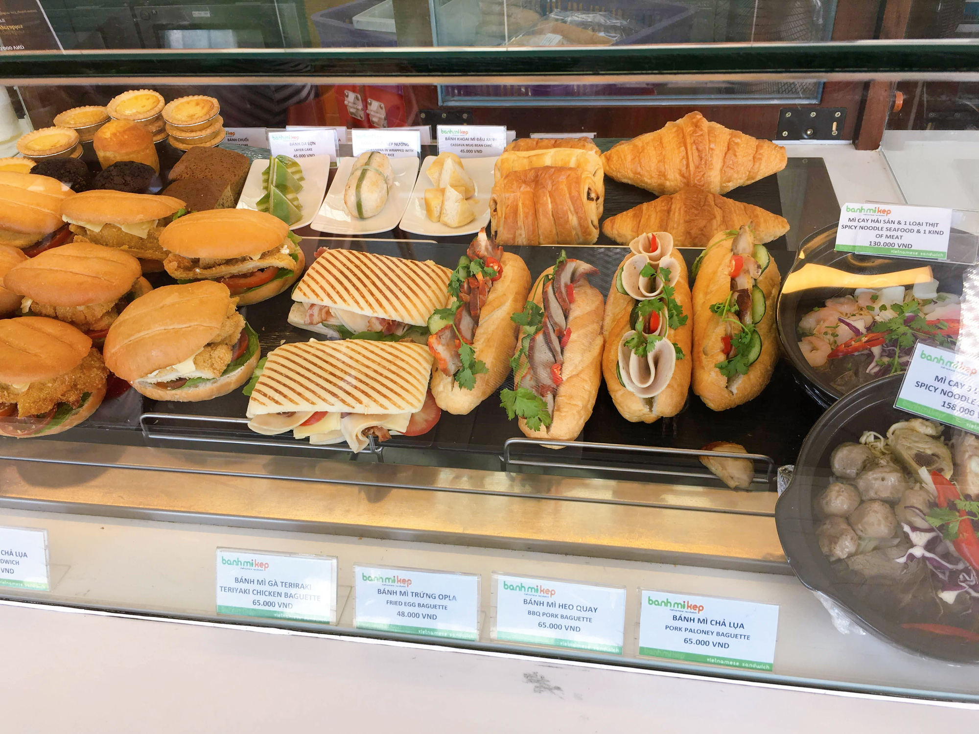 Bánh mì bán tại sân bay Tân Sơn Nhất, TP.HCM - Ảnh: NHÃ XUÂN Bánh mì bán tại sân bay Tân Sơn Nhất, TP.HCM - Ảnh: NHÃ XUÂN