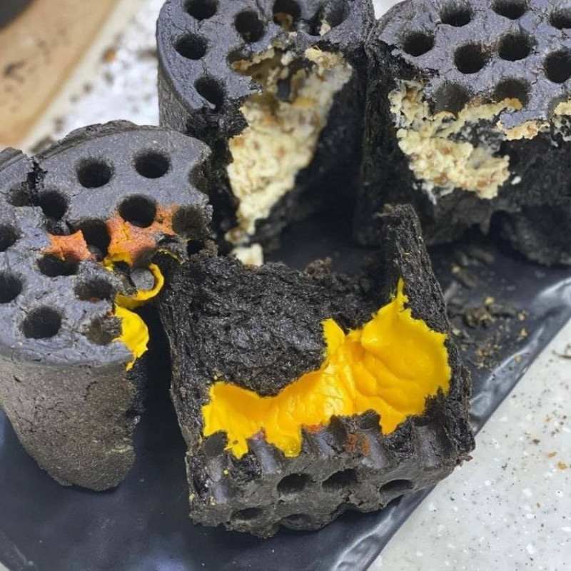 Bánh than tổ ong, nhìn quá ớn mà sao gây sốt?- Ảnh 3. Để ăn bánh than tổ ong ngon và trọn vị thì phải có các loại sốt phô mai, sốt trứng muối bên trong - Ảnh: Internet