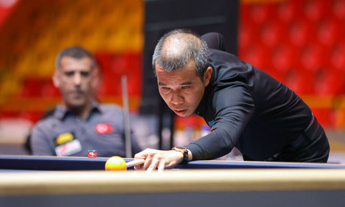 Trần Quyết Chiến (phải) trong trận vòng 1/8 World Cup carom 3 băng gặp Tayfun Tasdemir tại Bogota, Colombia tối 2/3/2024. Ảnh: Afreeca