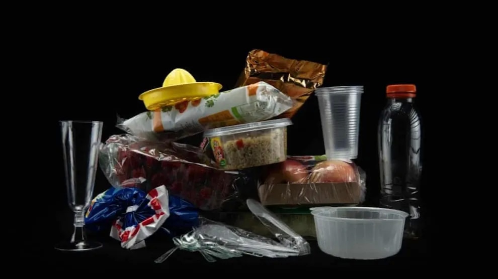 Theo báo cáo mới đây, trong các sản phẩm nhựa, từ bao bì thực phẩm, đồ chơi cho trẻ em đến thiết bị y tế... có đến hơn 16.000 hóa chất độc hại - Ảnh minh họa: AFP