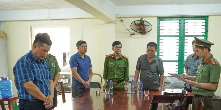 Lực lượng chức năng thi hành lệnh bắt bị can để tạm giam đối với Hoàng Thanh Bình (ngoài cùng bên trái). (Ảnh: CACC)