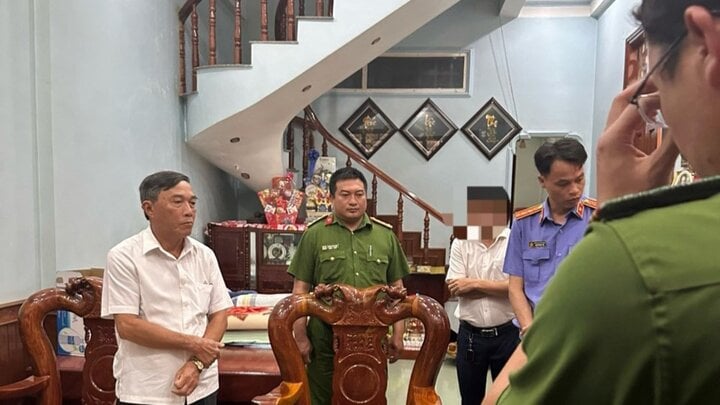 Cơ quan CSĐT Công an tỉnh Lâm Đồng đọc lệnh bắt tạm giam và khám xét nhà ông Lê Ngọc Sanh - nguyên Phó Chủ tịch UBND huyện Cát Tiên.