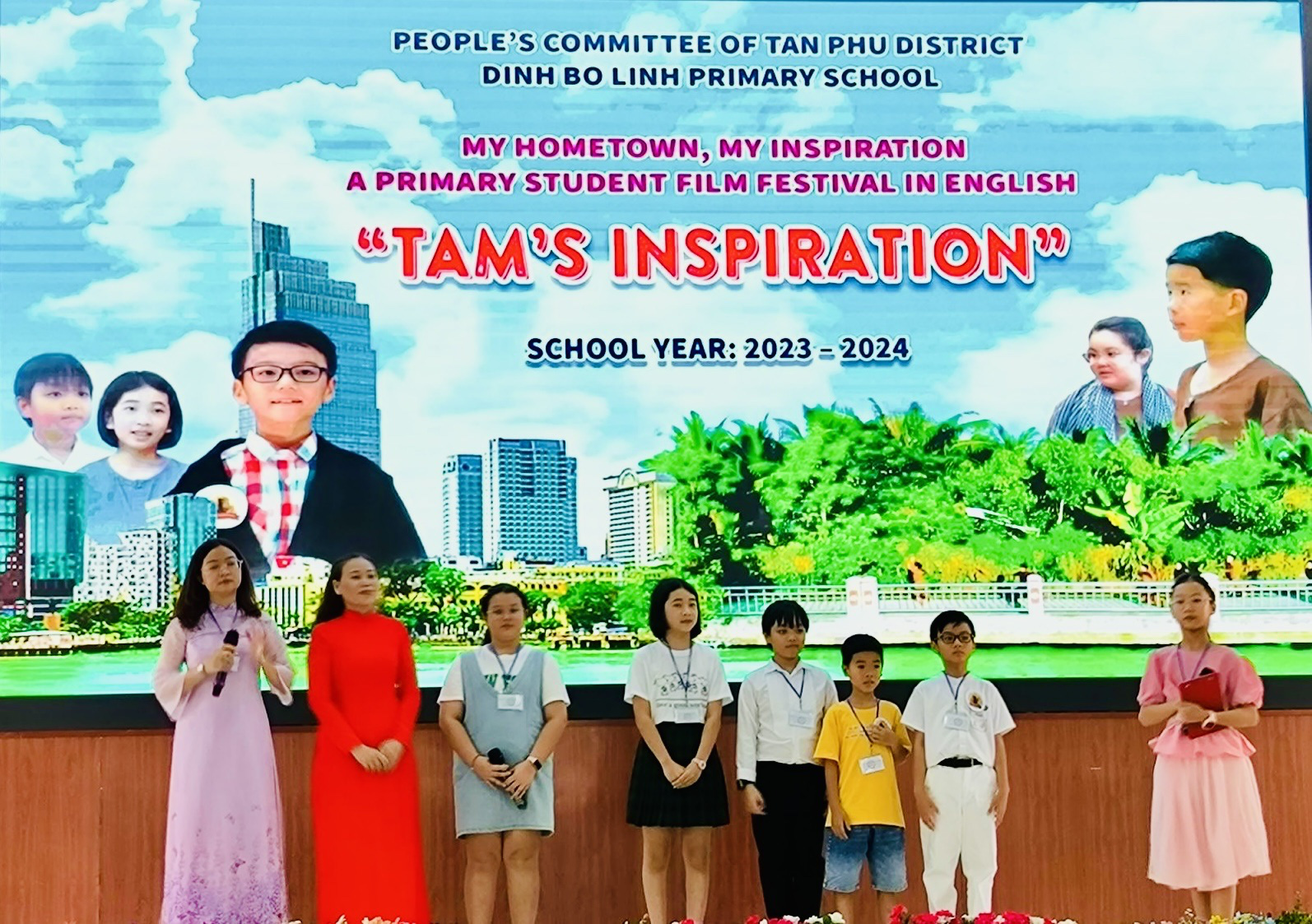 Bất ngờ học sinh tiểu học làm phim bằng tiếng Anh- Ảnh 1. Học sinh và giáo viên Trường tiểu học Đinh Bộ Lĩnh trong buổi công chiếu bộ phim của trường