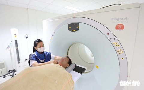 Bệnh nhân chụp PET/CT tại Trung tâm y học hạt nhân và ung bướu, Bệnh viện Bạch Mai (Hà Nội) - Ảnh: NGUYỄN KHÁNH