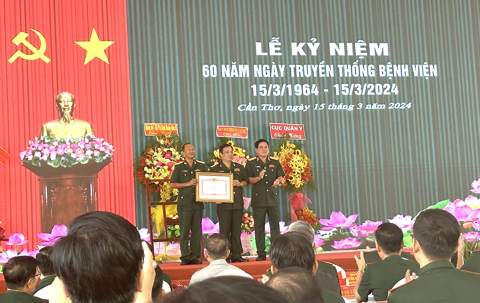 Lãnh đạo Bệnh viện Quân y 121 nhận bằng khen của Thủ tướng Chính phủ