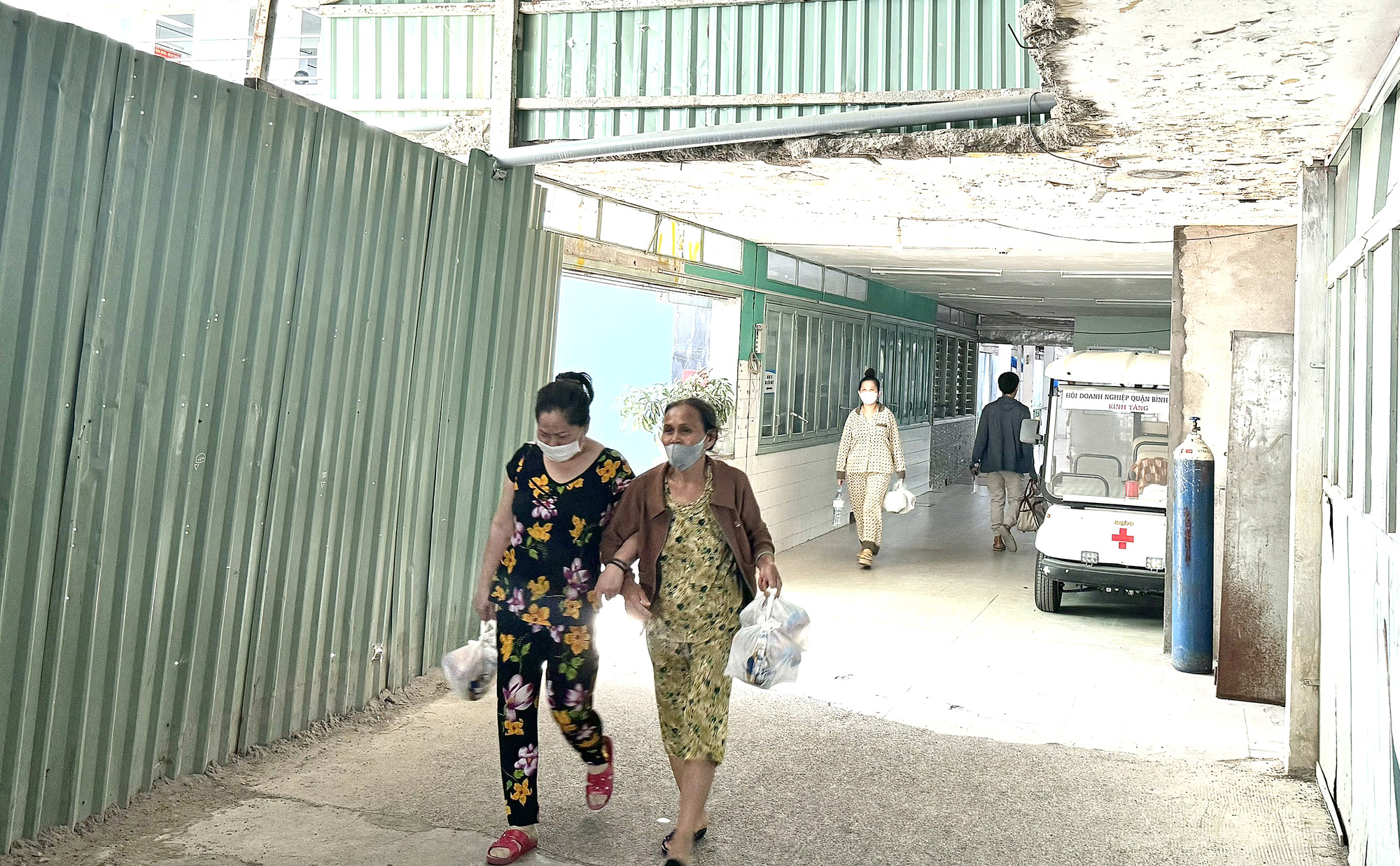 Để tiện cho người bệnh và nhân viên y tế di chuyển qua Bệnh viện Ung bướu cũ thăm khám, Bệnh viện Nhân dân Gia Định đã đục tường tạo hành lang tạm bợ - Ảnh: THU HIẾN Để tiện cho người bệnh và nhân viên y tế di chuyển qua Bệnh viện Ung bướu cũ thăm khám, Bệnh viện Nhân dân Gia Định đã đục tường tạo hành lang tạm bợ - Ảnh: THU HIẾN