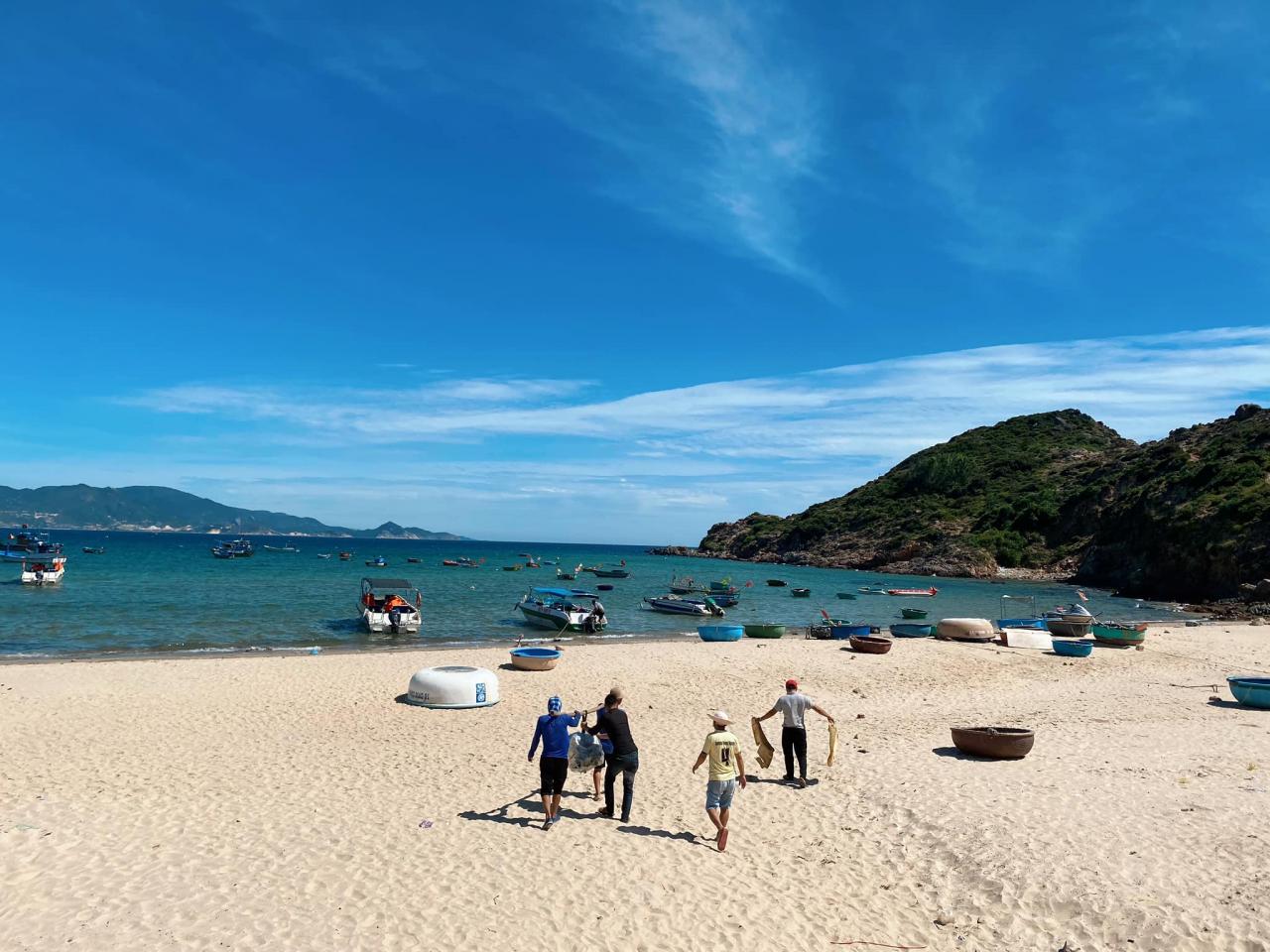Du khách có thể ghé Nhơn Lý mua hải sản tươi hoặc ở lại đây qua đêm để tận hưởng cảnh sắc, không khí yên bình nơi làng chài ven biển.