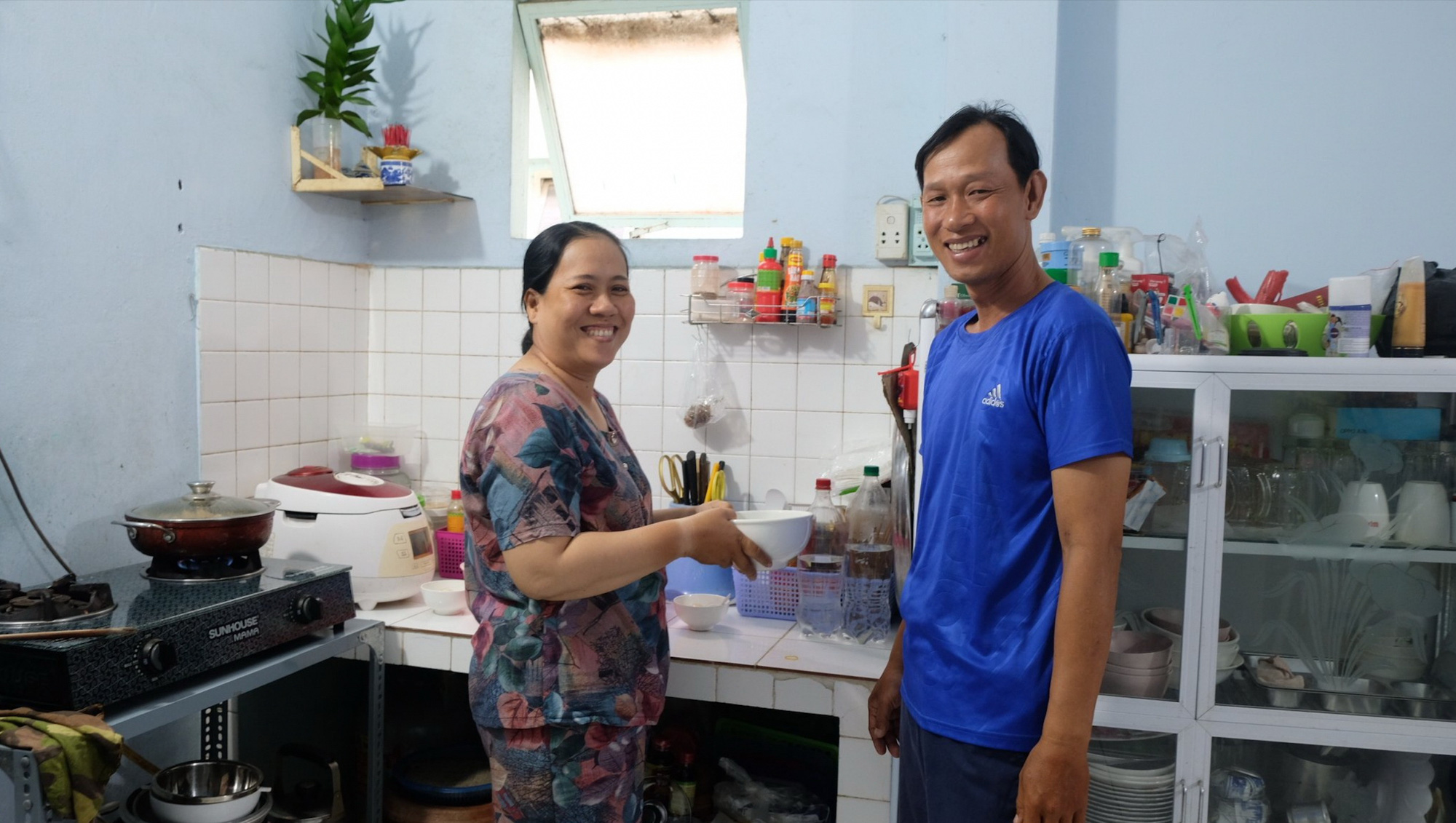 Biến mỗi ngày thành một món quà tặng nhau- Ảnh 1. Yêu thương, quan tâm và bao dung chính là món quà dành tặngnhau mỗi ngày - Ảnh minh họa: YẾN TRINH