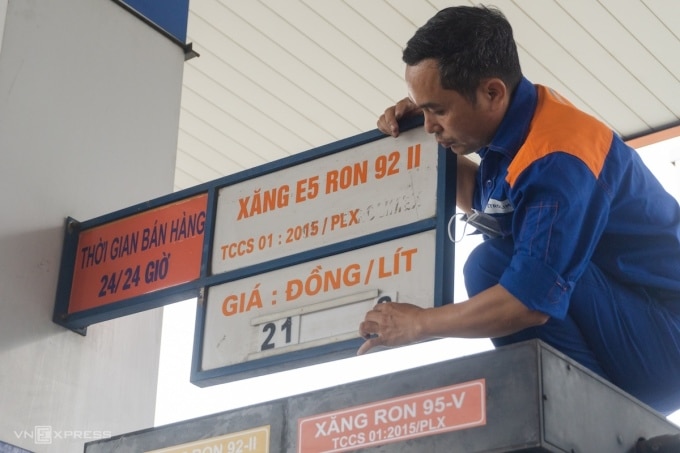 Nhân viên cây xăng trên đường Phan Xích Long (TP HCM) chuẩn bị điều chỉnh giá xăng dầu, tháng 11/2023. Ảnh: Thành Lộc