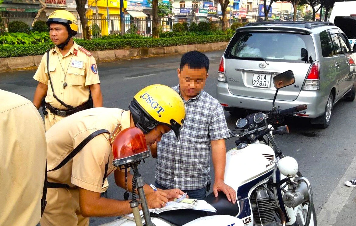 Bộ GTVT nói gì về kiến nghị không tước GPLX của người vi phạm giao thông?- Ảnh 1. Bộ GTVT nói gì về kiến nghị không tước GPLX của người vi phạm giao thông?- Ảnh 1.
