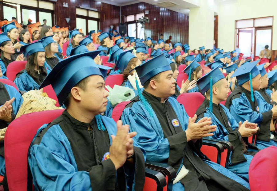 Bỏ thi tuyển đầu vào cao học, muốn học thạc sĩ quá dễ?- Ảnh 1. Các tân thạc sĩ Trường đại học Khoa học xã hội và Nhân văn (Đại học Quốc gia TP.HCM) trong lễ trao bằng tốt nghiệp năm 2023 - Ảnh: KHÁNH CHI