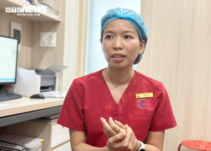 Điều dưỡng Đặng Thi Hạ đang công tác tại Bệnh viện Bạch Mai. (Ảnh: Như Loan)