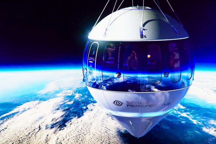 Space Perspective sẽ đưa hành khách lên không trung, và họ sẽ có thể dùng bữa ăn ngon miệng trong khi ngắm bình minh trên độ cong của Trái đất. (Ảnh: Space Perspective)