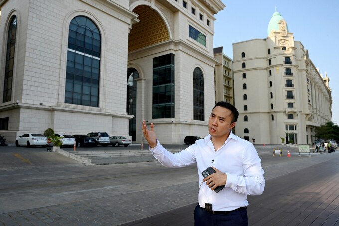 Thierry Tea, phó chủ tịch tập đoàn OCIC, trước tòa nhà Trung tâm Thương mại Elysee ở Koh Pich ngày 1/3. Ảnh: AFP