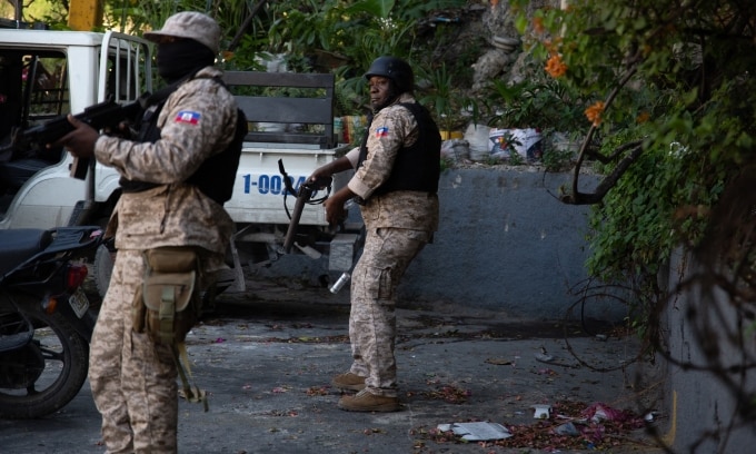 Cảnh sát Haiti trên đương phố thủ đô Port-au-Prince hôm 7/3. Ảnh: AFP