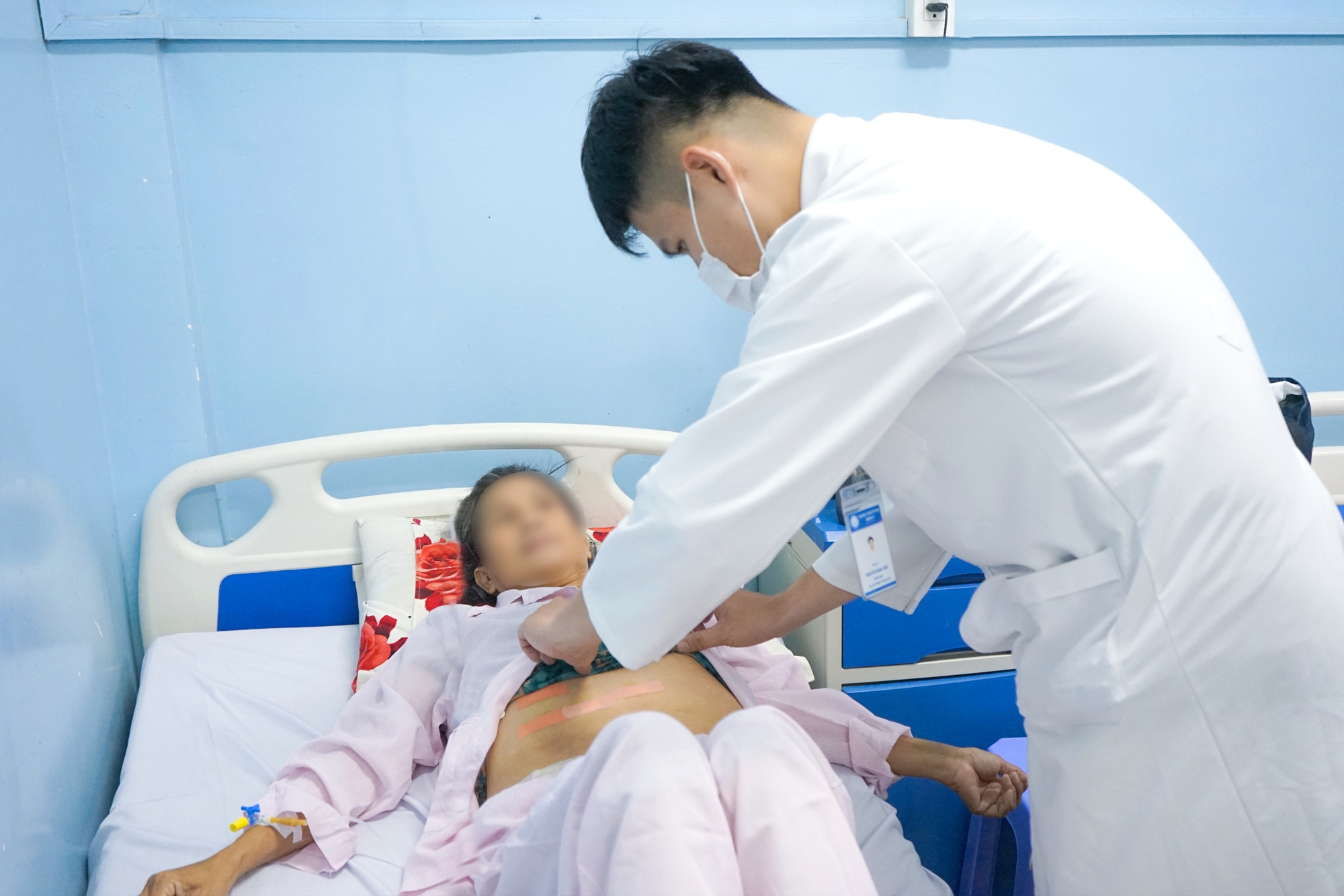 Cắt bỏ khối u máu gan hơn 5kg cứu nữ bệnh nhân- Ảnh 2. Cắt bỏ khối u máu gan hơn 5kg cứu nữ bệnh nhân- Ảnh 2.