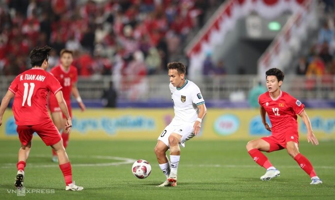 Egy Maulana Vikri (áo trắng) trong trận Indonesia thắng Việt Nam 1-0 ở vòng bảng Asian Cup 2023. Ảnh: Lâm Thoả