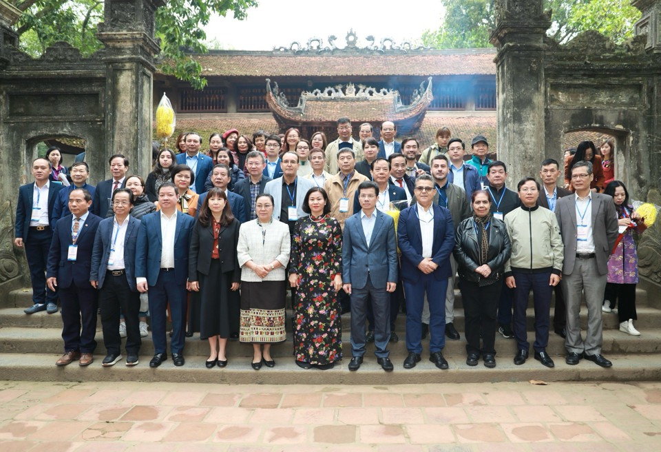 Ủy viên Trung ương Đảng, Phó Bí thư Thường trực Thành ủy Hà Nội Nguyễn Thị Tuyến cùng các đại biểu thăm khu di tích Đền Sóc. 