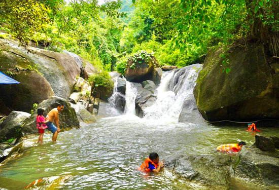 Chán đi biển, hãy đổi gió với suối Đá, núi Dinh - Ảnh 1. Chán đi biển, hãy đổi gió với suối Đá, núi Dinh - Ảnh 1.