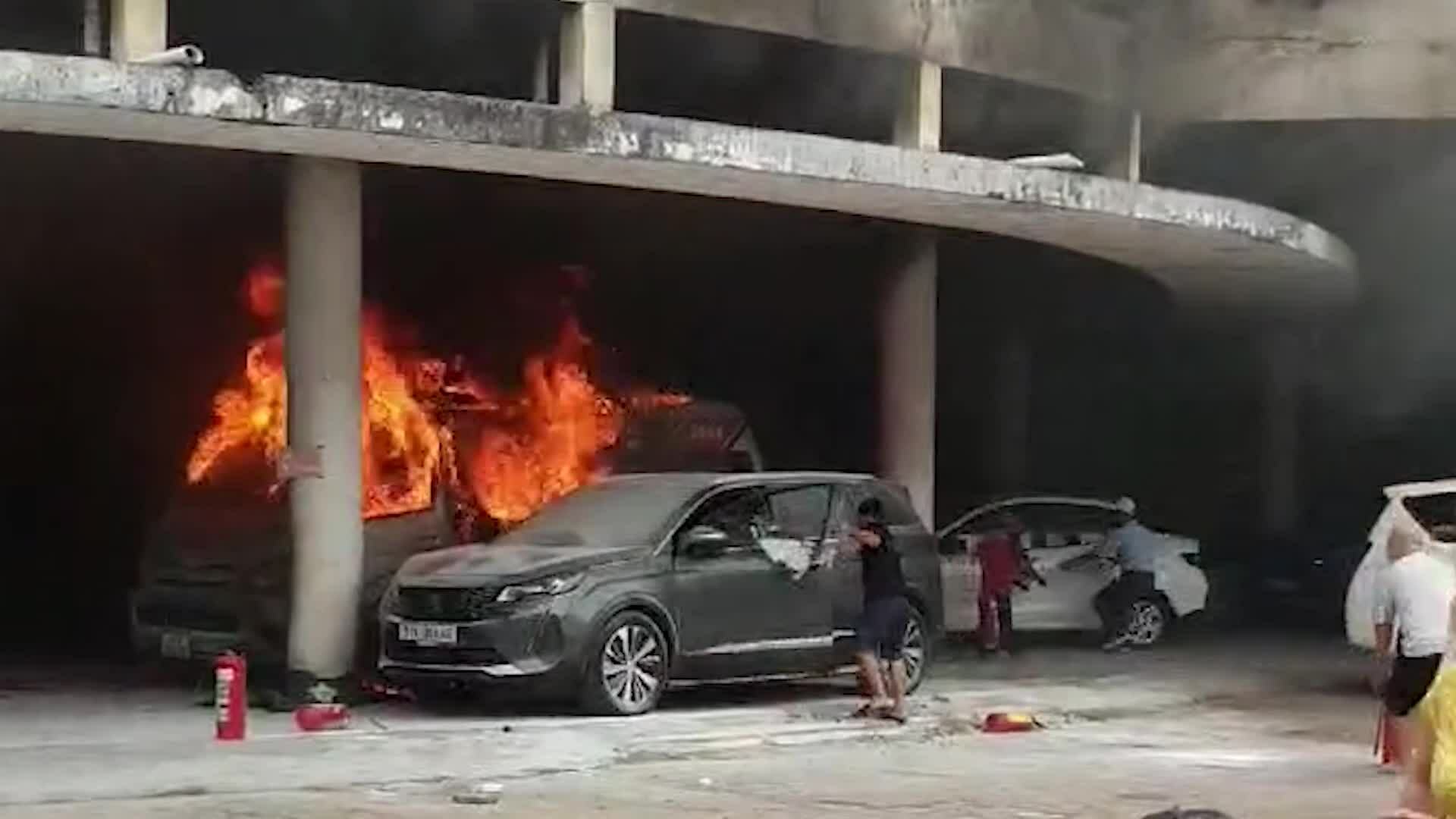 Cháy bãi ôtô ở TP HCM