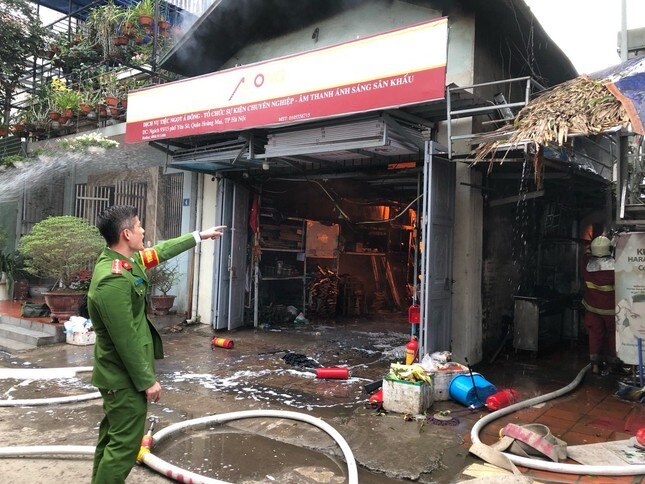 Cháy lớn tại cửa hàng cung cấp dịch vụ tổ chức sự kiện ở Hà Nội ảnh 1
