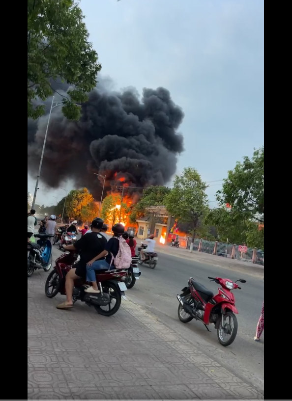 Bình Thuận: Cháy lớn trong khuôn viên trụ sở Công an H.Tánh Linh- Ảnh 1. Bình Thuận: Cháy lớn trong khuôn viên trụ sở Công an H.Tánh Linh- Ảnh 1.