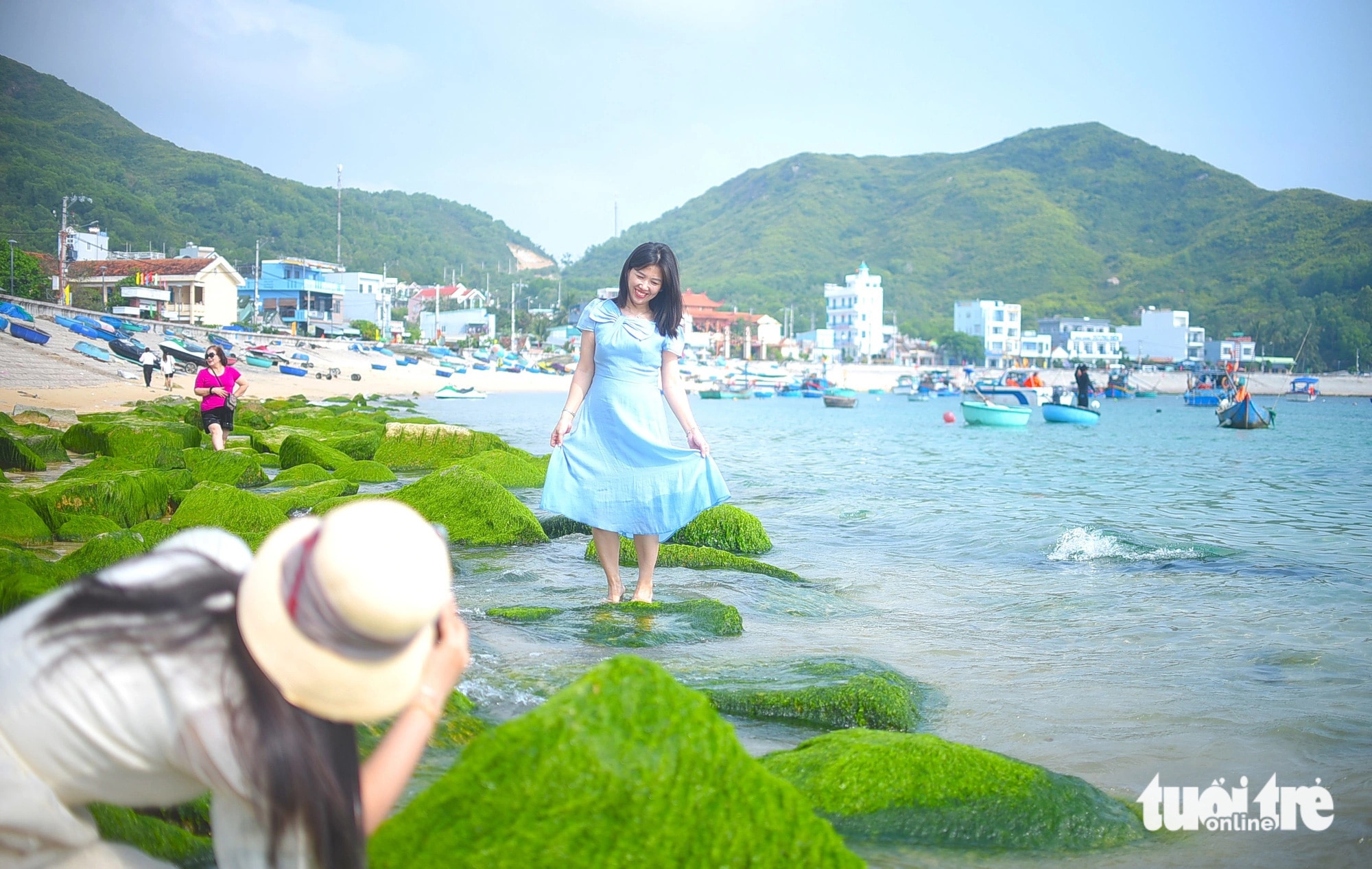 Du khách thích thú chụp hình check-in bãi rêu xanh mướt ở bãi biển xã Nhơn Hải (Quy Nhơn) - Ảnh: LÂM THIÊN
