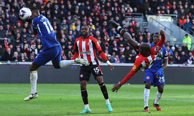 Yoane Wissa ngả người móc bóng, nâng tỷ số lên 2-1 cho Brentford. Ảnh: Reuters