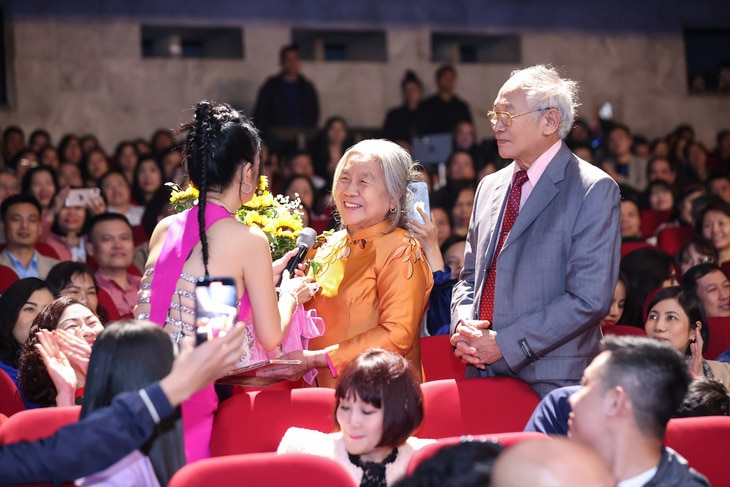 Hồng Nhung xúc động khi biết câu chuyện cặp vợ chồng mua vé đi nghe cô và Quang Dũng hát để mừng 55 năm chung sống - Ảnh: BTC