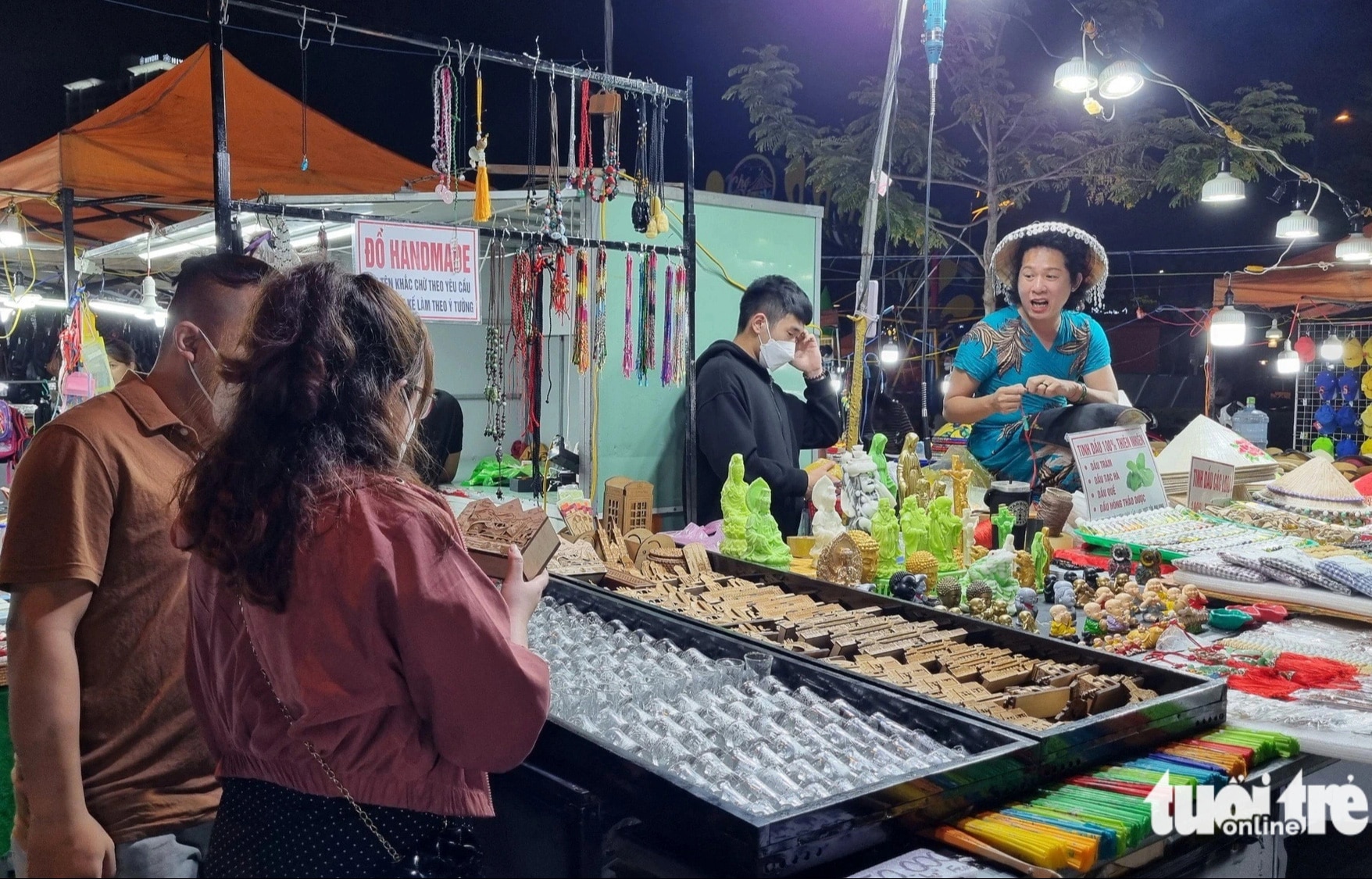 Chợ đêm Sơn Trà, Đà Nẵng - Ảnh: TRƯỜNG TRUNG