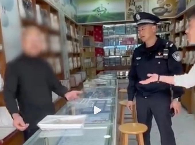 Cảnh sát đến làm việc với chủ quán ở Hạ Môn sau khi người này xúc phạm du khách. Ảnh: SCMP