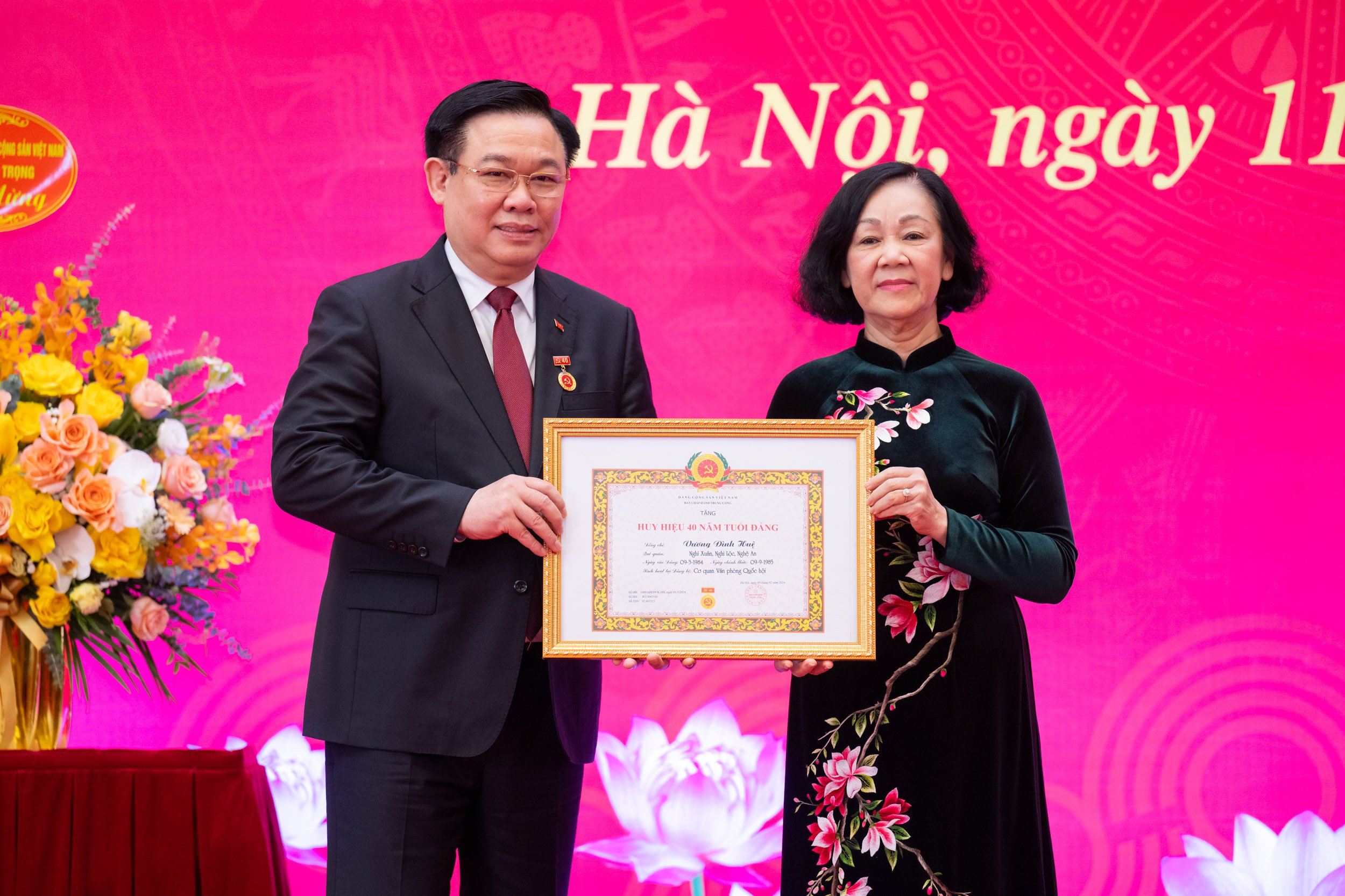 Chủ tịch Quốc hội Vương Đình Huệ nhận Huy hiệu 40 năm tuổi Đảng- Ảnh 1. Chủ tịch Quốc hội Vương Đình Huệ nhận Huy hiệu 40 năm tuổi Đảng- Ảnh 1.