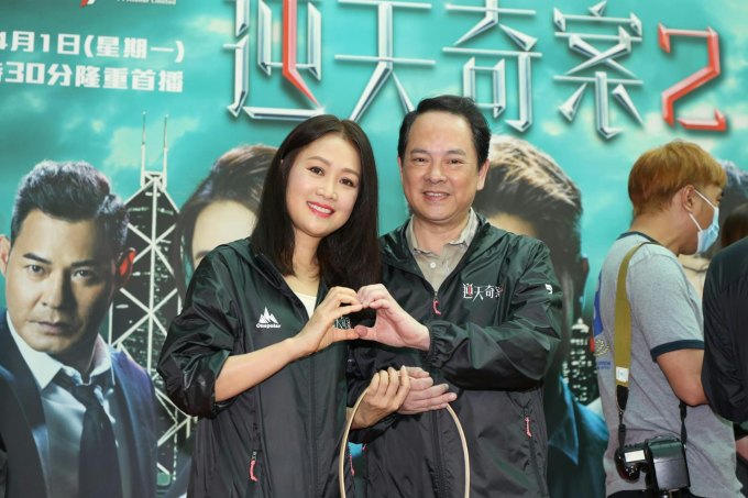Vợ chồng Lương Tiểu Băng (55 tuổi) và Trần Gia Huy (61 tuổi) quảng bá phim mới. Ảnh: HK01