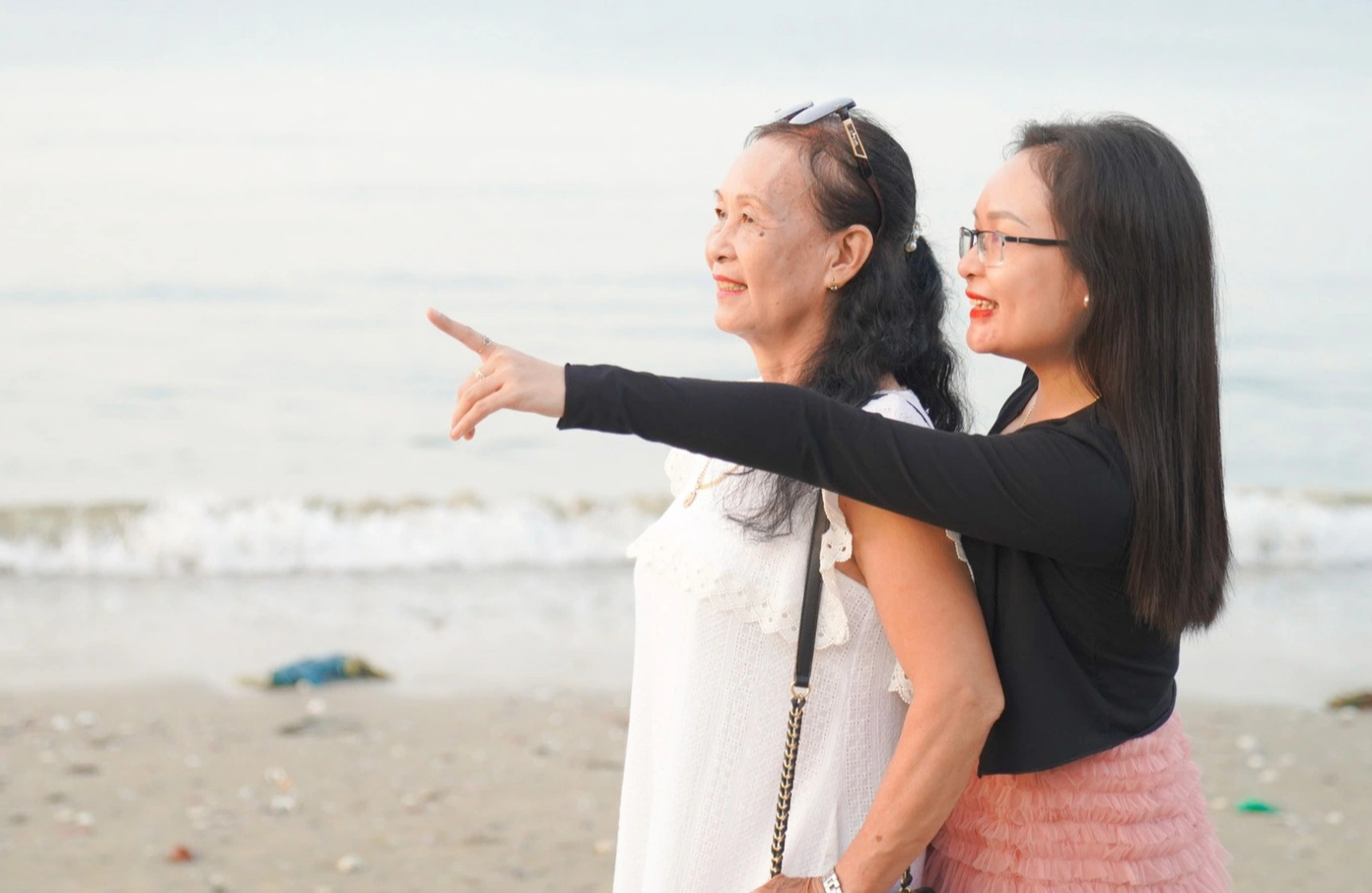 Con gái tặng nhẫn cưới cho ba mẹ sau 42 năm kết hôn- Ảnh 2. Hai mẹ con Diệu Hằng tham gia ngày gia đình do công ty của chị tổ chức - Ảnh: NVCC
