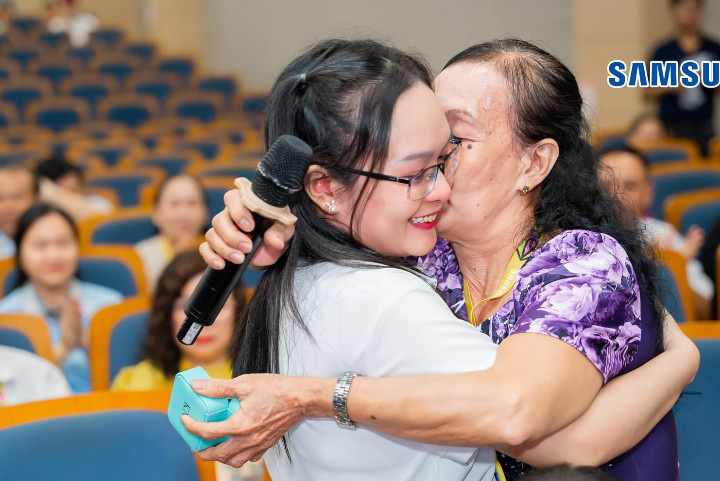 Con gái tặng nhẫn cưới cho ba mẹ sau 42 năm kết hôn- Ảnh 1. Diệu Hằng tặng ba mẹ món quà là cặp nhẫn cưới - Ảnh: NVCC