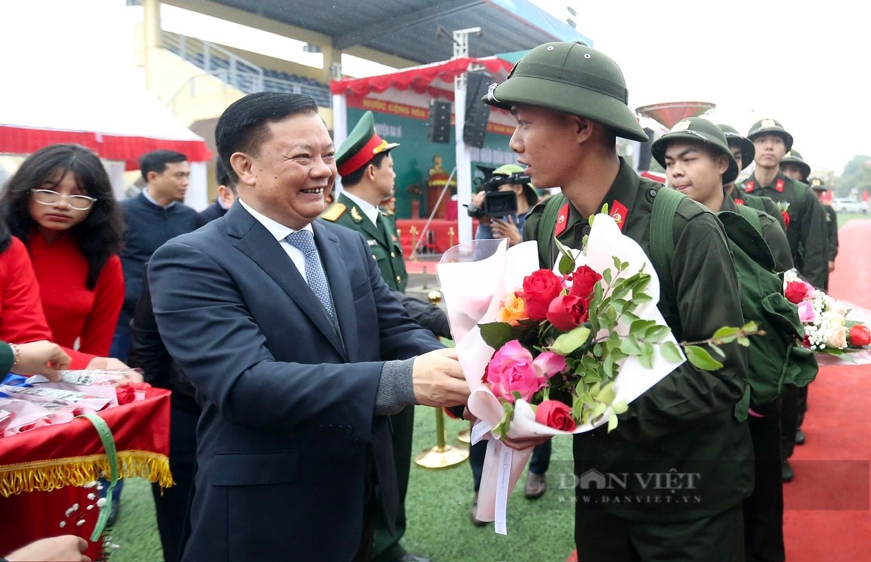 Ảnh ấn tượng tuần: Công an Hà Nội xử lý xe ba gác và lễ ra quân ấn tượng ở Hà Tĩnh- Ảnh 1. Ảnh ấn tượng tuần: Công an Hà Nội xử lý xe ba gác và lễ ra quân ấn tượng ở Hà Tĩnh- Ảnh 1.