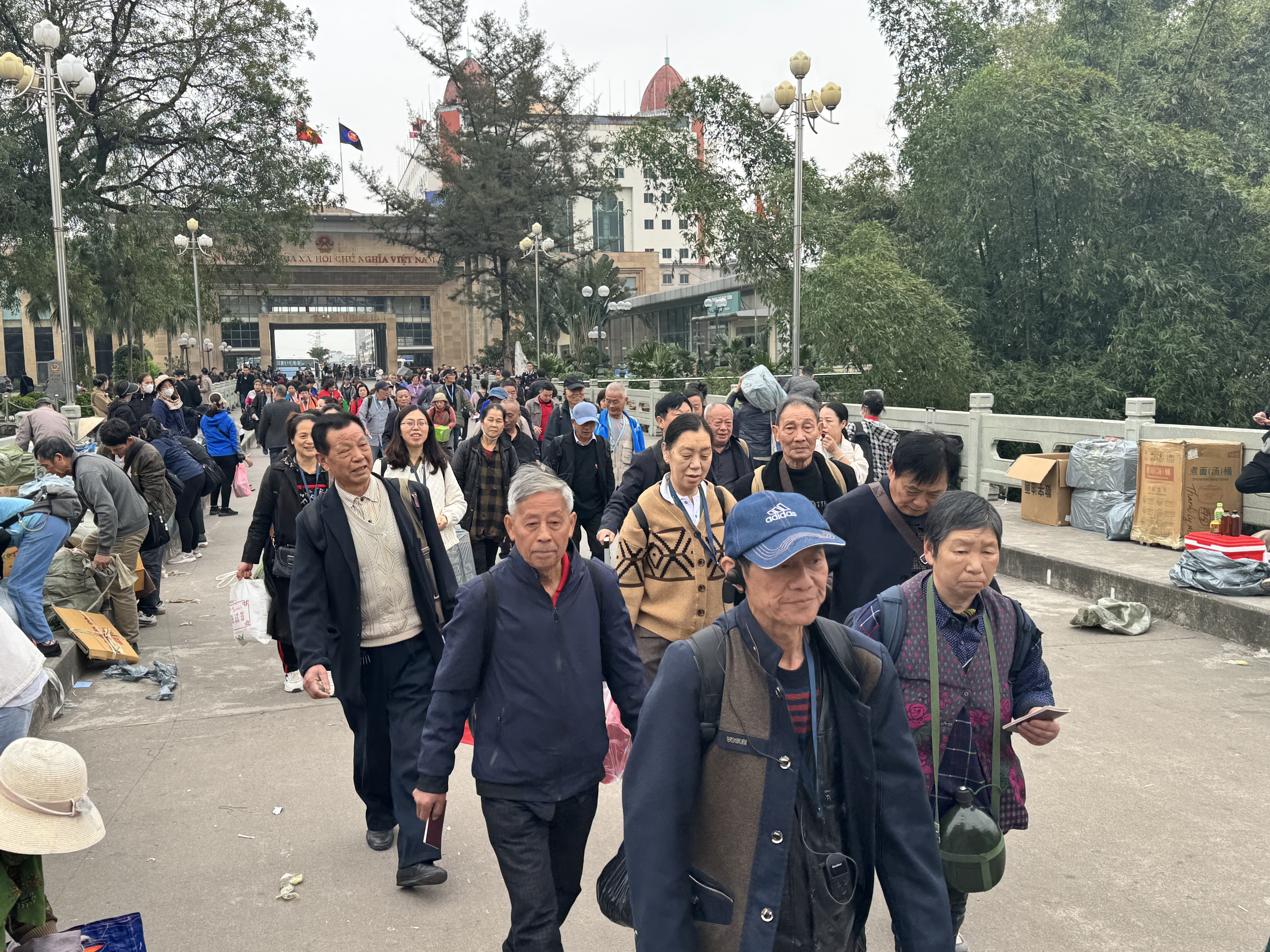 Cửa hàng 'lạ' chuyên đón khách cao tuổi Trung Quốc, nguy cơ tái diễn tour 0 đồng- Ảnh 2. Cửa hàng 'lạ' chuyên đón khách cao tuổi Trung Quốc, nguy cơ tái diễn tour 0 đồng- Ảnh 2.
