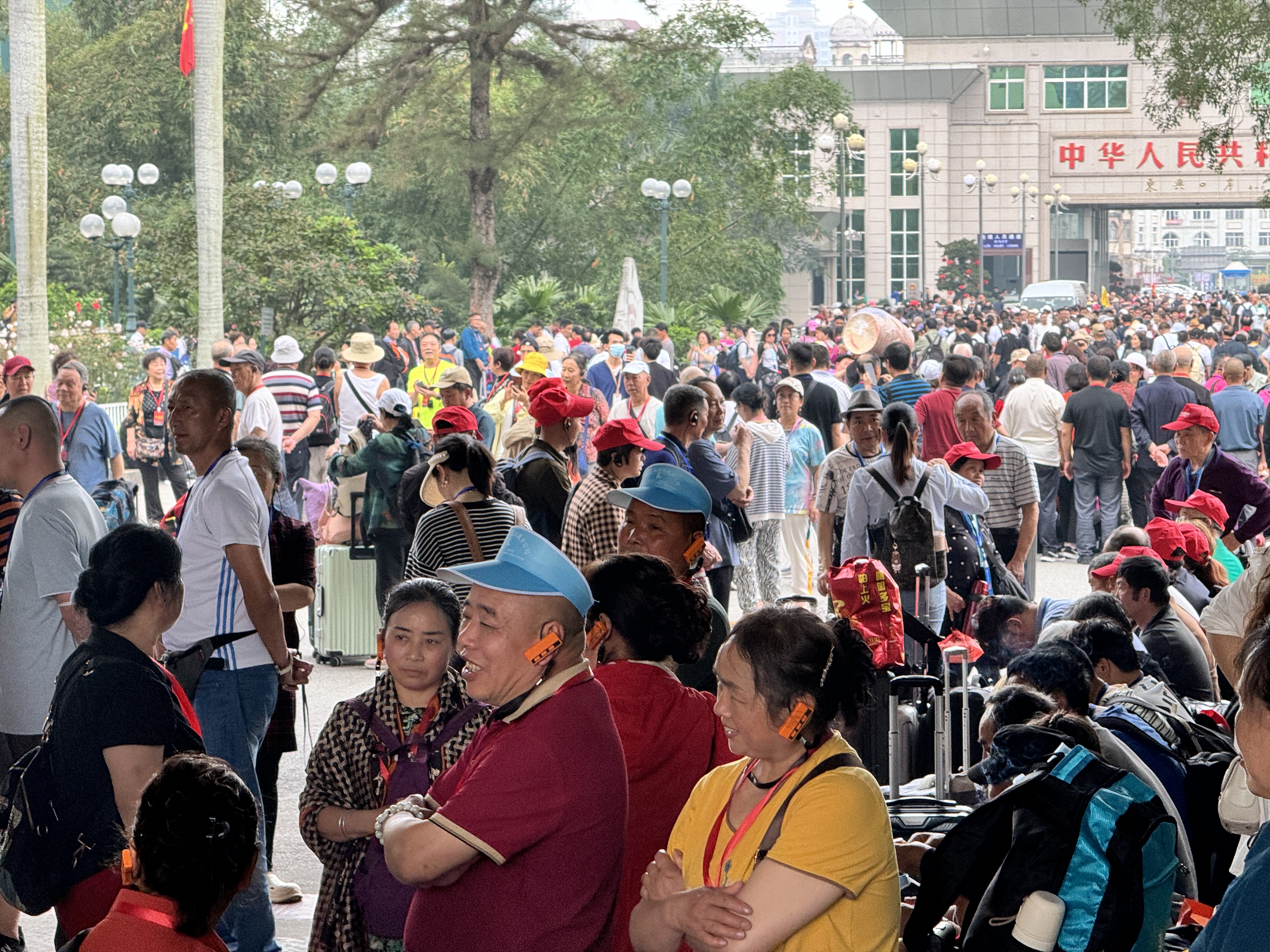 Cửa khẩu Móng Cái ùn tắc cục bộ vì khách Trung Quốc theo tour 0 đồng- Ảnh 1. Cửa khẩu Móng Cái ùn tắc cục bộ vì khách Trung Quốc theo tour 0 đồng- Ảnh 1.